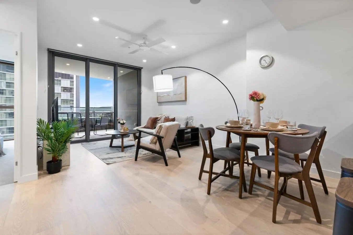 Designer 2 Bed In Queens Wharf Riverfront Cbd Gem Brisbane Apartment